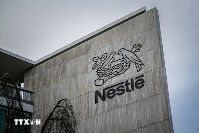 Biểu tượng Nestle tại trụ sở tập đoàn ở Vevey, Thụy Sĩ. (Ảnh: Getty Images/TTXVN)