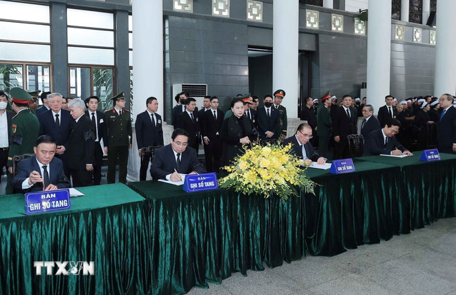 Xúc động những dòng ghi sổ tang viếng nguyên Chủ tịch nước Trần Đức Lương