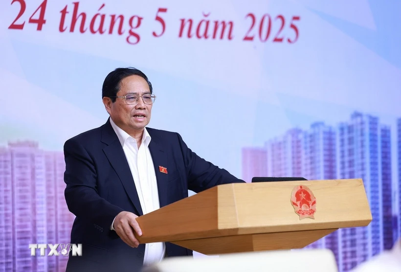 Thủ tướng: Triển khai ngay giải pháp để giảm chênh lệch giá vàng trong nước và quốc tế Thủ tướng Phạm Minh Chính chủ trì cuộc làm việc của Thường trực Chính phủ với các bộ, ngành, chuyên gia, ngân hàng về tình hình thị trường vàng. (Ảnh: Dương Giang/TTXVN)