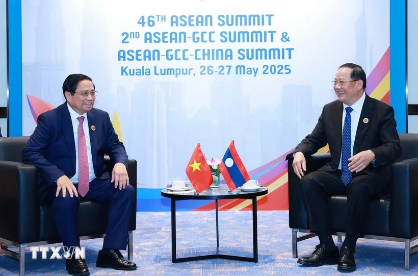 Nỗ lực vun đắp và đưa quan hệ Việt Nam-Lào tiếp tục phát triển bền vững Thủ tướng Phạm Minh Chính gặp Thủ tướng Lào Sonexay Siphandone. (Ảnh: Dương Giang/TTXVN)