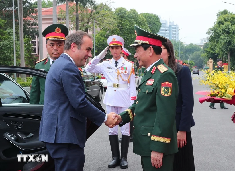 Đại tướng Phan Văn Giang tiếp Bộ trưởng Quân đội Pháp Sébastien Lecornu Bộ trưởng Bộ Quốc phòng Phan Văn Giang đón Bộ trưởng Quốc phòng Pháp Sébastien Lecornu. (Ảnh: Trọng Đức/TTXVN)