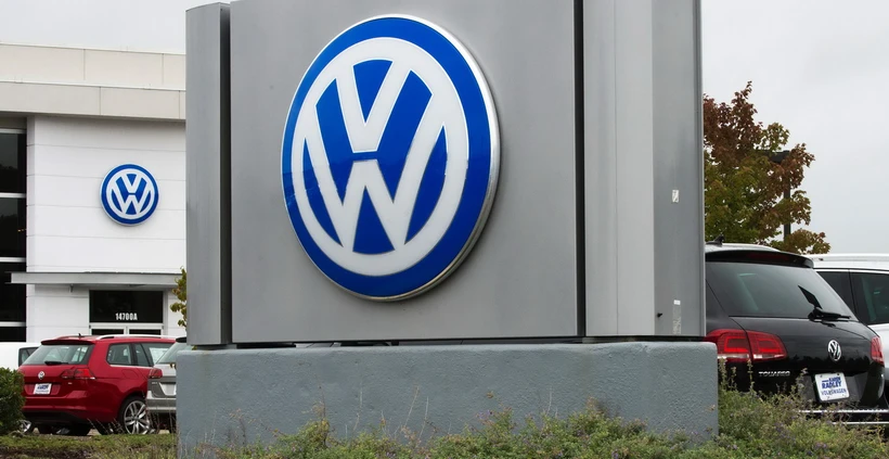 Đức kết án 4 cựu Giám đốc Volkswagen liên quan đến gian lận khí thải Biểu tượng của hãng sản xuất ôtô Volkswagen bên ngoài cửa hàng bán ôtô ở Woodbridge, bang Virginia, Mỹ. (Nguồn: AFP/TTXVN)