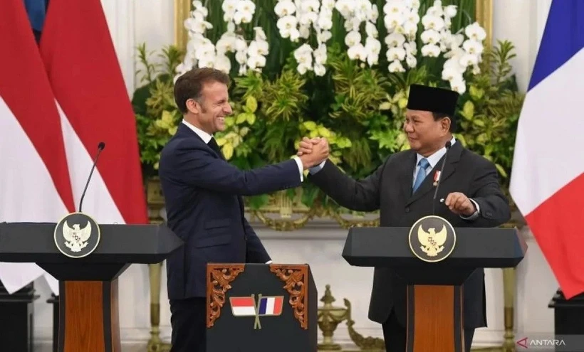Indonesia và Pháp ký kết 21 văn kiện hợp tác trong nhiều lĩnh vực Tổng thống Indonesia Prabowo Subianto tiếp Tổng thống Pháp Emmanuel Macron tại Cung điện Merdeka, Jakarta. (Ảnh: Antara)