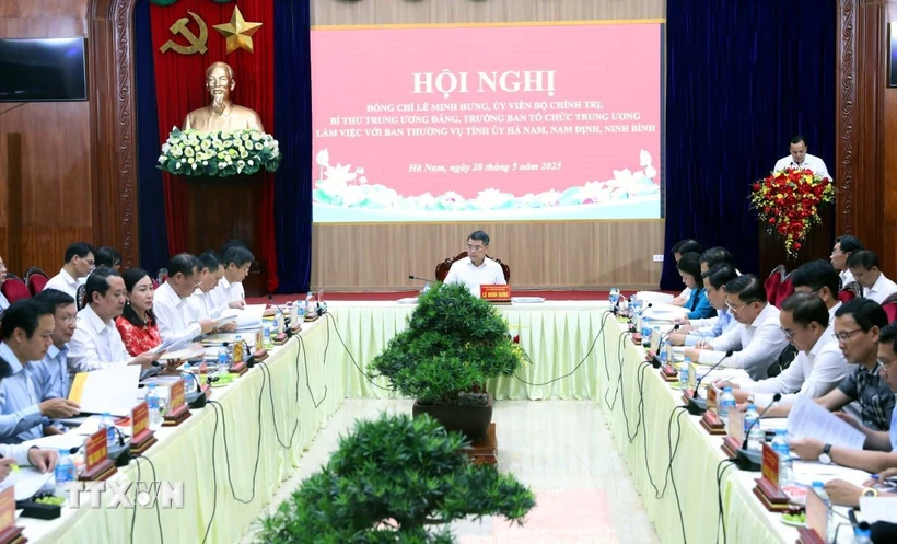 Ông Lê Minh Hưng làm việc với Ban Thường vụ Tỉnh ủy Hà Nam, Nam Định, Ninh Bình Toàn cảnh hội nghị buổi làm việc. (Ảnh: Đại Nghĩa/TTXVN)