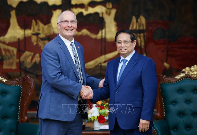 Thủ tướng Phạm Minh Chính và Hạ nghị sĩ John Moolenaar, bang Michigan, Trưởng Đoàn Nghị sĩ lưỡng đảng Hạ viện Hoa Kỳ. Ảnh: Dương Giang/TTXVN