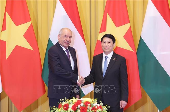 Chủ tịch nước Lương Cường và Tổng thống Hungary Sulyok Tamas chụp ảnh chung trước hội đàm. Ảnh: Lâm Khánh/TTXVN