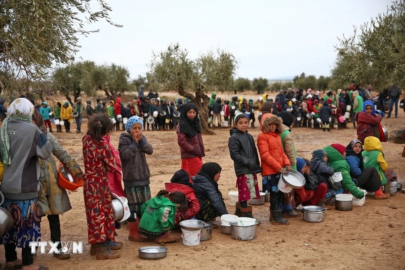 Trẻ em Syria chờ nhận thực phẩm cứu trợ tại một trại tị nạn ở gần Bab al-Salamah, khu vực biên giới giữa Syria và Thổ Nhĩ Kỳ. (Ảnh: THX/TTXVN)