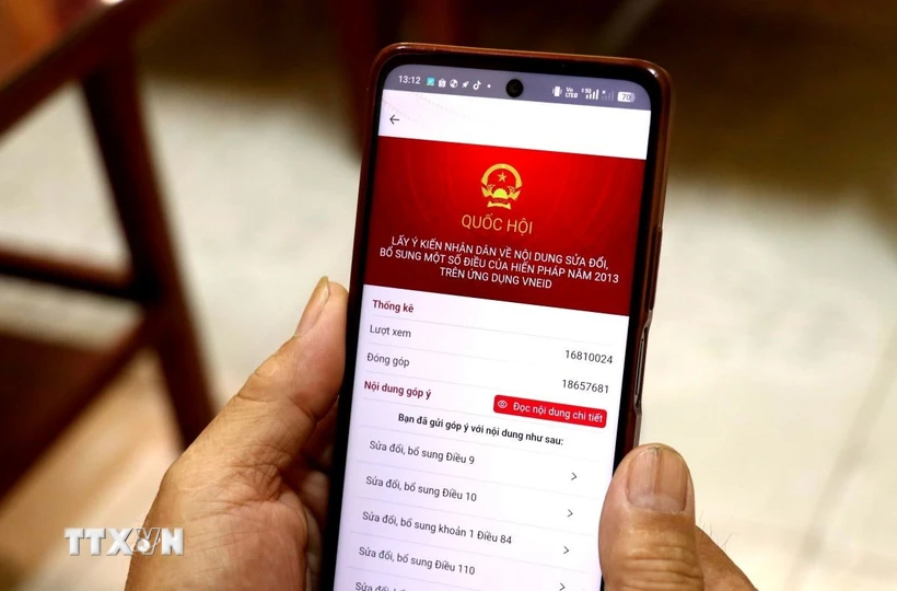Lấy ý kiến người dân về dự thảo Nghị quyết sửa đổi, bổ sung một số điều của Hiến pháp năm 2013 trên ứng dụng VNeID. (Ảnh: Đinh Văn Nhiều/TTXVN)