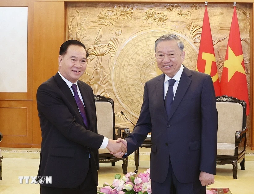 Tổng Bí thư Tô Lâm tiếp Chánh Văn phòng Trung ương Đảng Nhân dân Cách mạng Lào Tổng Bí thư Tô Lâm tiếp Bí thư Trung ương Đảng, Chánh Văn phòng Trung ương Đảng Nhân dân Cách mạng Lào Thongsalith Mangnomek. (Ảnh: Thống Nhất/TTXVN)