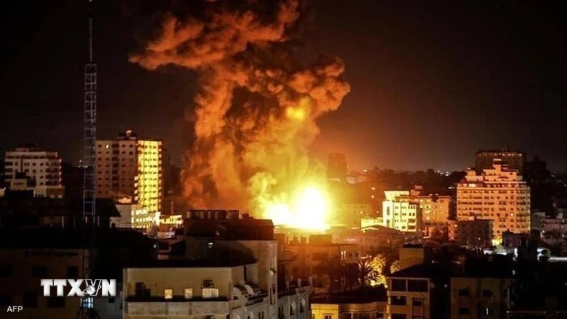 Hamas phản hồi đề xuất mới của Mỹ về ngừng bắn 60 ngày Khói bốc lên sau đòn không kích của Israel xuống Dải Gaza. (Ảnh: IRNA/TTXVN)