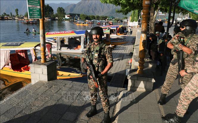 Ấn Độ tuyên bố không đối thoại với Pakistan nếu không chấm dứt chủ nghĩa khủng bố Binh sĩ Ấn Độ được triển khai tại Srinagar, thủ phủ mùa hè của khu vực Kashmir do Ấn Độ kiểm soát ngày 25-4-2025, sau vụ tấn công khủng bố nhằm vào khách du lịch. Ảnh: THX/TTXVN