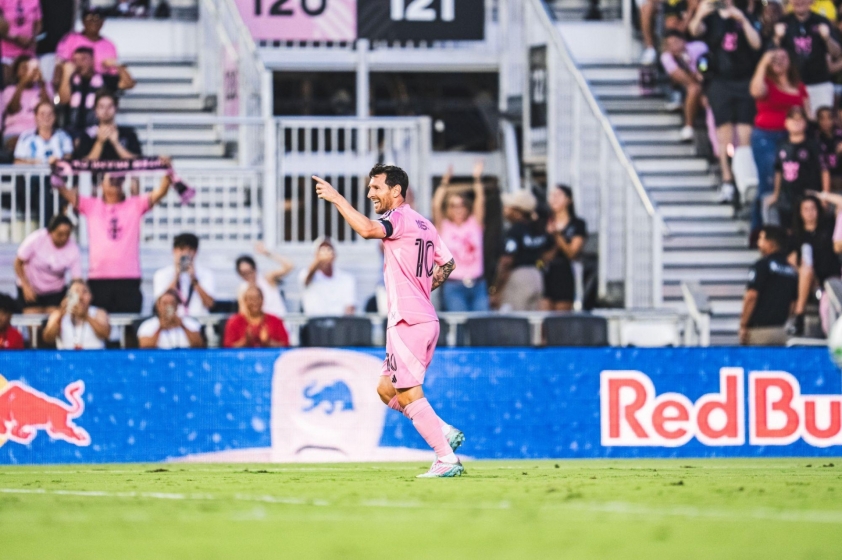 Messi giúp Inter Miami tạo 'mưa bàn thắng' trước Colombus Crew Messi tiếp tục thể hiện phong độ chói sáng tại Inter Miami (Ảnh: X MLS).
