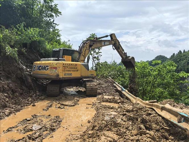Lở đất nghiêm trọng tại Trung Quốc, Ấn Độ gây nhiều thương vong Lực lượng cứu hộ khắc phục hậu quả trận lở đất ở huyện Dafang, tỉnh Quý Châu, Trung Quốc, ngày 22-5-2025. Ảnh: THX/TTXVN