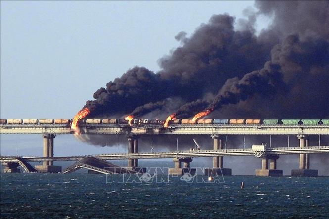 Ukraine gài hơn 1 tấn thuốc nổ phá hoại Cầu Crimea sau cuộc tấn công loạt căn cứ Nga Khói bốc lên ngùn ngụt từ hiện trường vụ nổ trên cầu Kerch - cây cầu nối với bán đảo Crimea ngày 8-10-2022. Ảnh tư liệu: AFP/TTXVN