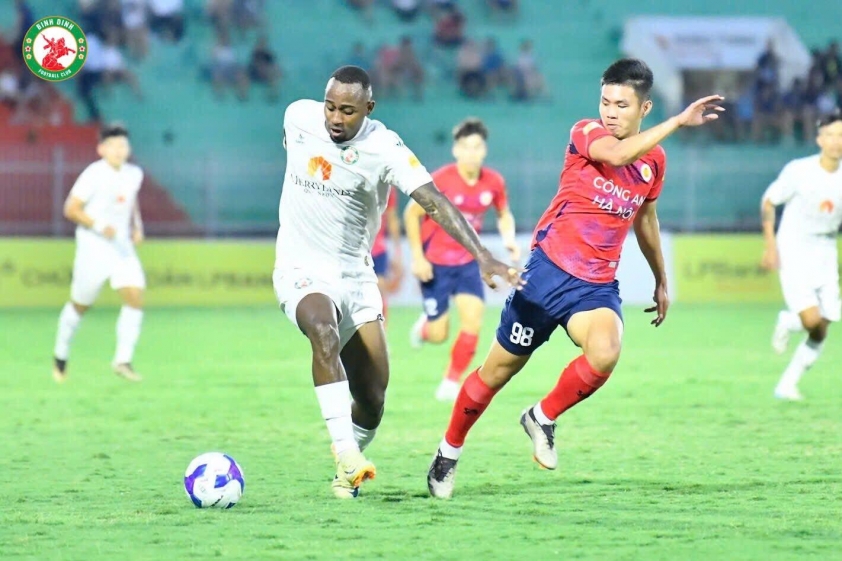 CAHN vẫn thắng đậm Bình Định Trận đấu giữa Bình Định và CAHN diễn ra hấp dẫn không ngờ