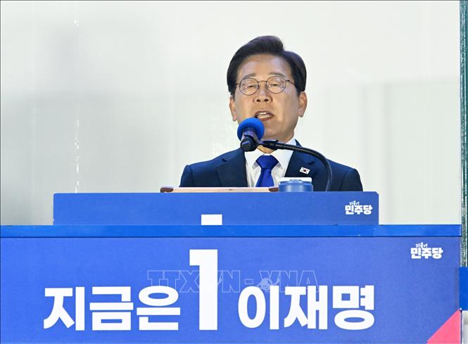 Hàn Quốc: Tân Tổng thống Lee Jae Myung chính thức bắt đầu nhiệm kỳ 5 năm Tân Tổng thống Hàn Quốc Lee Jae-myung phát biểu sau khi đắc cử, tại Seoul ngày 4-6-2025. Ảnh: YONHAP/TTXVN