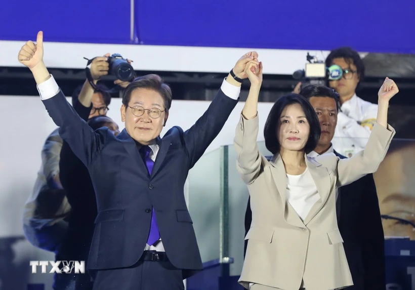 Tân Tổng thống Hàn Quốc Lee Jae Myung đề cử nhân sự cho nội các mới Ông Lee Jae-myung (trái) mừng chiến thắng sau khi đắc cử Tổng thống Hàn Quốc. (Ảnh: YONHAP/TTXVN)