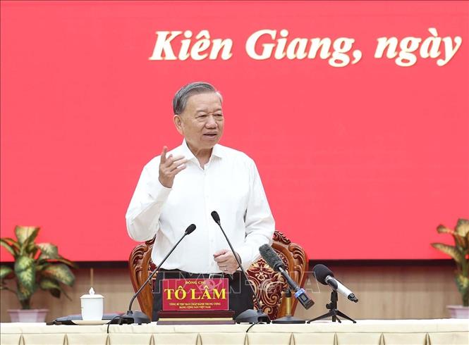 Tổng Bí thư Tô Lâm phát biểu chỉ đạo tại cuộc làm việc với Ban Thường vụ Tỉnh ủy Kiên Giang và Thường trực Tỉnh ủy An Giang. Ảnh: Thống Nhất/TTXVN