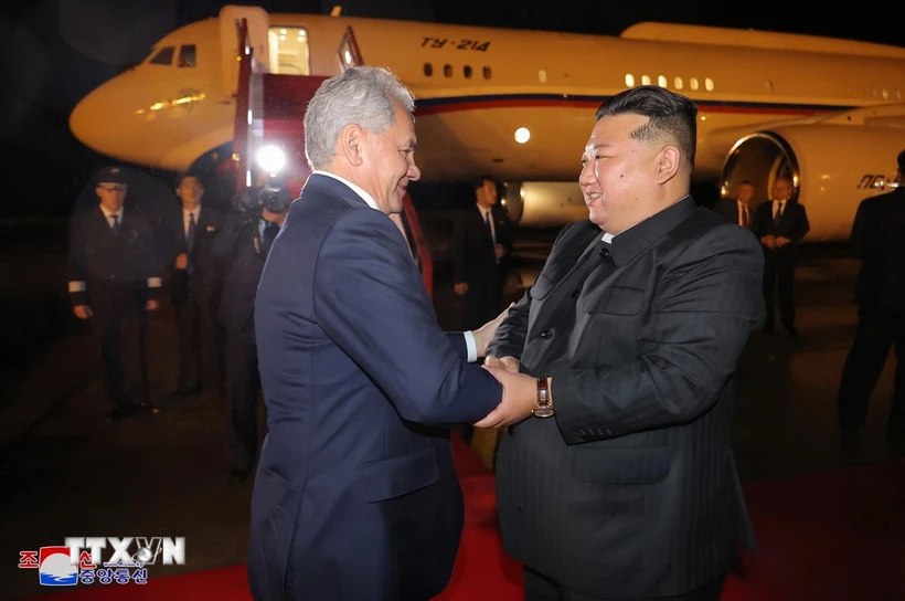 Thư ký Hội đồng An ninh Liên bang Nga Sergei Shoigu (trái) hội kiến Nhà lãnh đạo Triều Tiên Kim Jong-un tại Bình Nhưỡng, ngày 13-9-2024. (Ảnh: KCNA/TTXVN)
