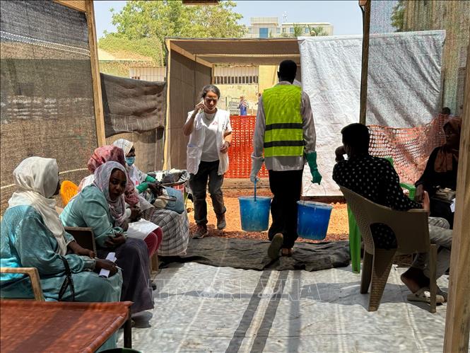 LHQ cảnh báo về tình hình nhân đạo xấu nghiêm trọng tại Sudan Bệnh nhân mắc tả được điều trị tại trung tâm y tế ở Kosti, bang White Nile, Sudan. Ảnh: THX/TTXVN