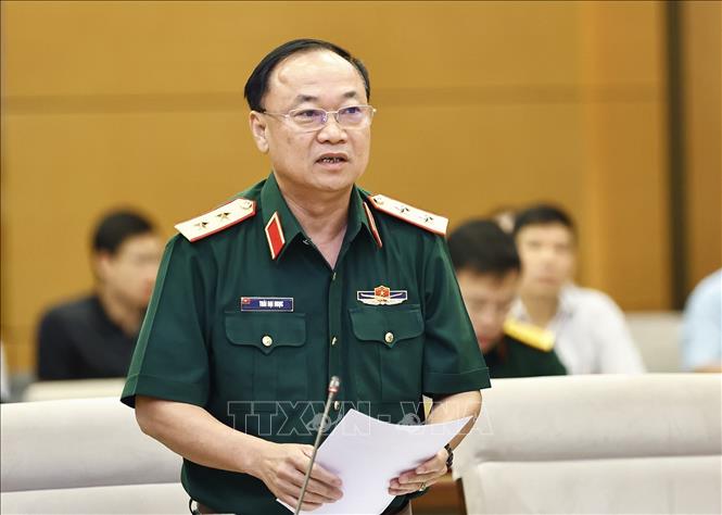 Trung tướng Thái Đại Ngọc, Phó Tổng Tham mưu trưởng Quân đội nhân dân Việt Nam trình bày tóm tắt tờ trình. Ảnh: Doãn Tấn/TTXVN