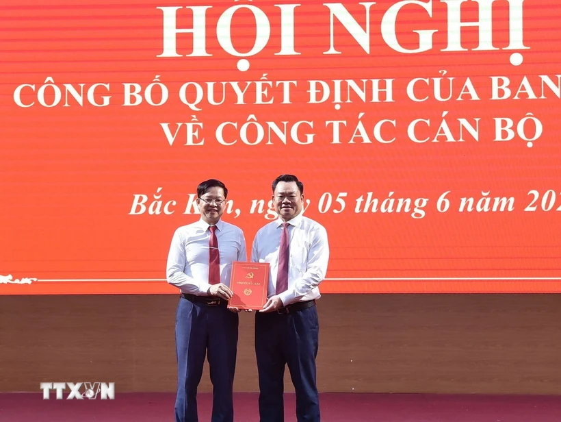 Công bố quyết định chuẩn y Phó Bí thư Tỉnh ủy Bắc Kạn Ủy viên Trung ương Đảng, Bí thư Tỉnh ủy Bắc Kạn Hoàng Duy Chinh trao Quyết định của Ban Bí thư cho đồng chí Đinh Quang Tuyên. (Ảnh: Nguyễn Công Hải/TTXVN)