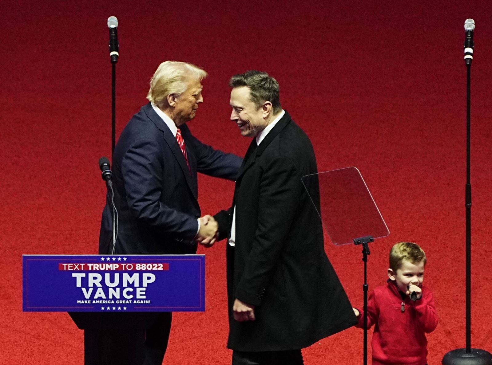 Mâu thuẫn với Tổng thống Trump leo thang, tỷ phú Elon Musk gợi ý lập đảng chính trị mới Tổng thống đắc cử Mỹ Donald Trump (trái) và Giám đốc điều hành Tesla Elon Musk tại buổi mít tinh ở Washington, D.C., ngày 19-1-2025. Ảnh: Kyodo/TTXVN
