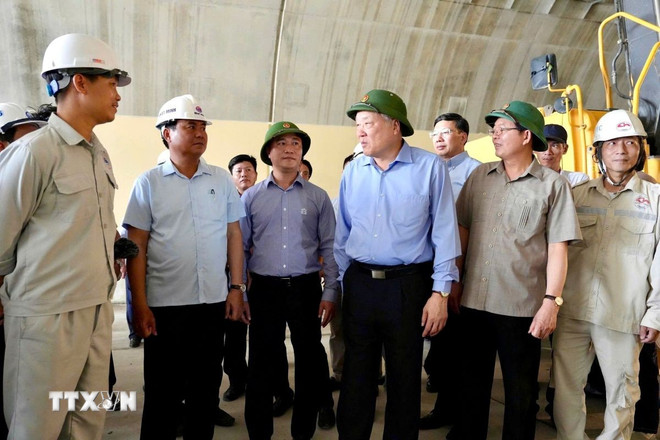 Phó thủ tướng Nguyễn Hòa Bình kiểm tra tiến độ dự án cao tốc Bắc Nam