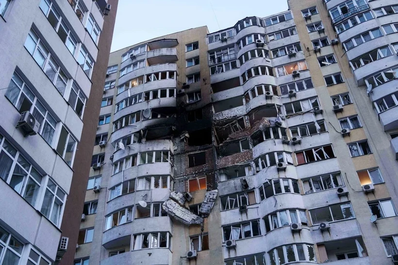 Một tòa nhà ở Kiev bị hư hỏng sau vụ tấn công. (Nguồn: AP)