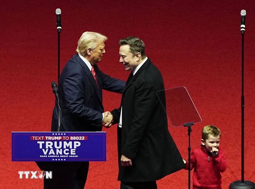 Màn khẩu chiến chấn động giữa Tổng thống Donald Trump và tỷ phú Elon Musk Tổng thống Mỹ Donald Trump (trái) và tỉ phú Elon Musk tại một sự kiện ở Washington. (Ảnh: Kyodo/TTXVN)