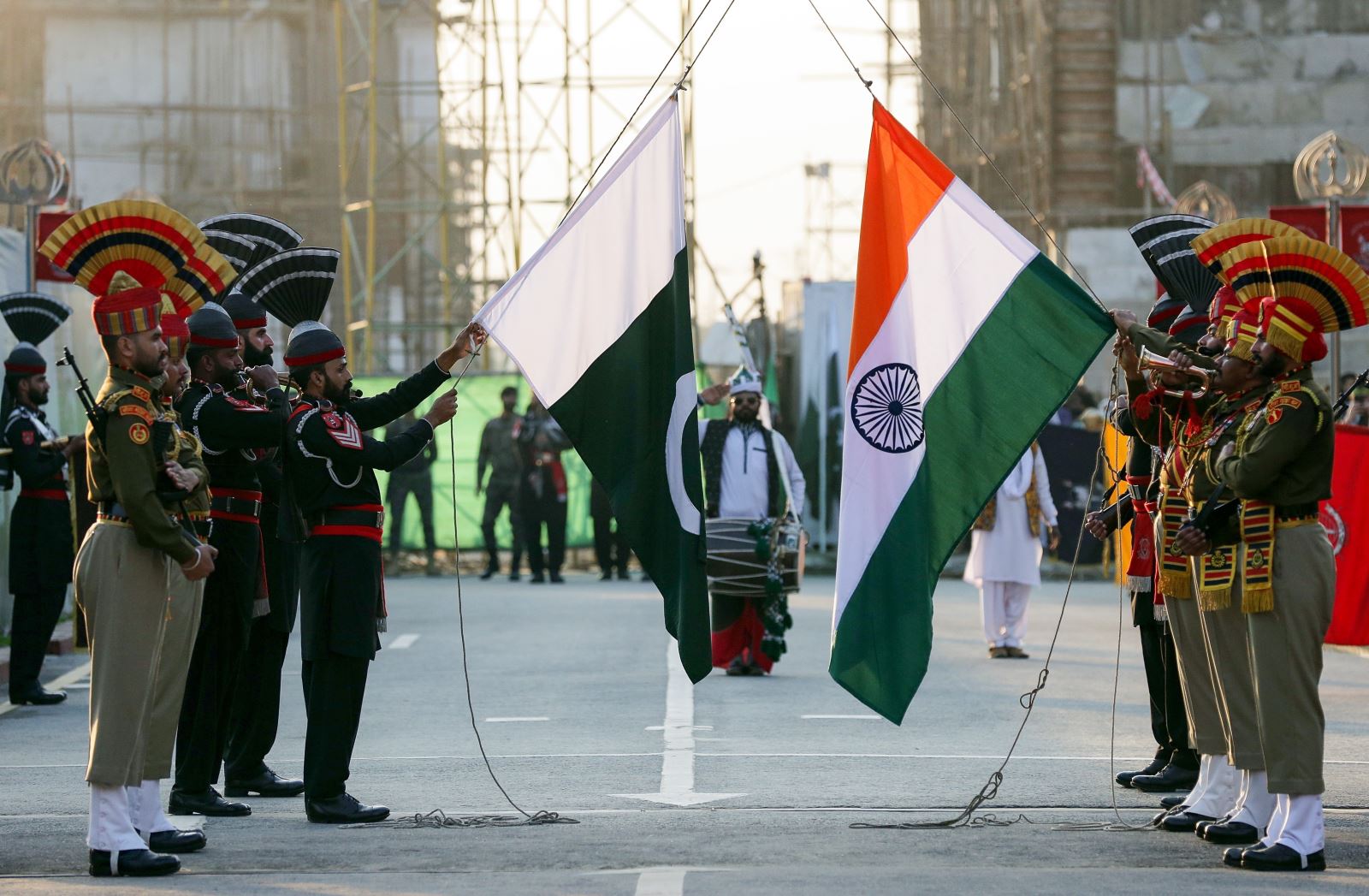 Pakistan đề nghị Nga hỗ trợ giữa căng thẳng với Ấn Độ Lực lượng an ninh Ấn Độ và Pakistan gác tại cửa khẩu biên giới Attari - Wagha. Ảnh: ANI/TTXVN
