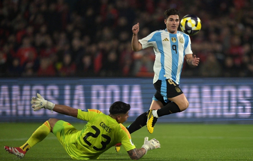 Argentina thắng tối thiểu Chile ĐT Argentina giành chiến thắng nhờ pha lập công duy nhất của Julian Alvarez