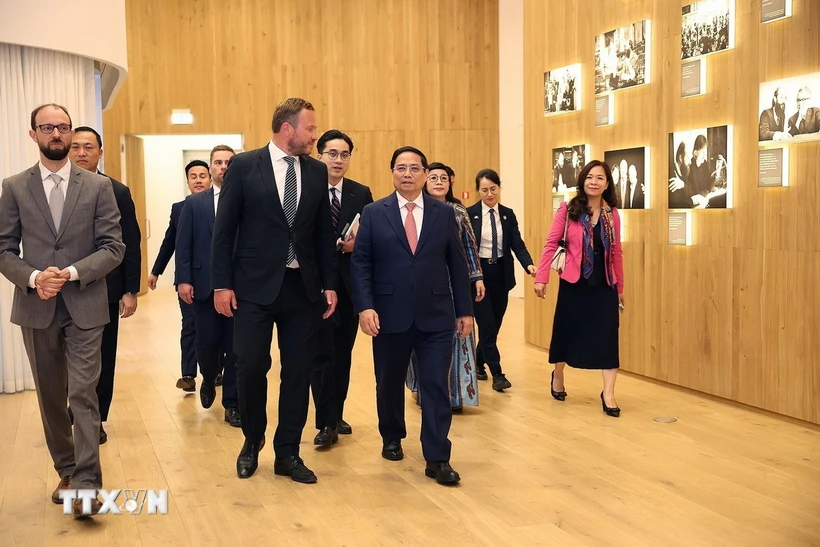 Thủ tướng và Phu nhân thăm thăm trung tâm văn hóa nổi tiếng của Estonia Thủ tướng Phạm Minh Chính và Phu nhân nghe giới thiệu về nhà soạn nhạc cổ điển người Estonia Arvo Pärt. (Ảnh: Dương Giang/TTXVN)