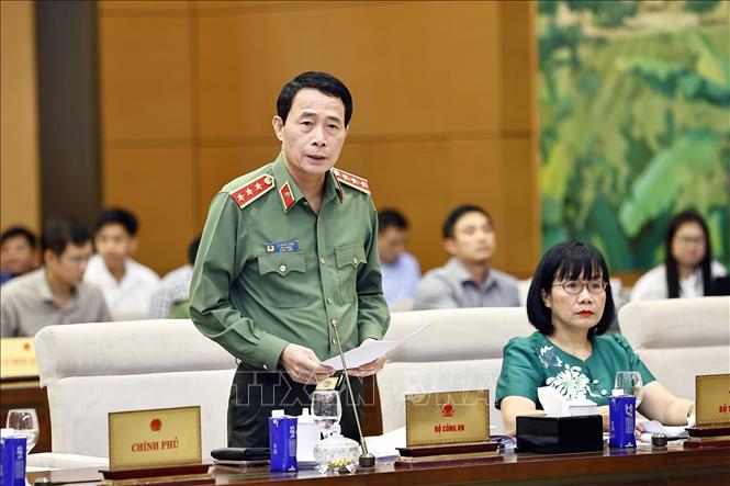 Thượng tướng Lê Quốc Hùng lý giải đề xuất bỏ 8 tội danh có hình phạt tử hình Thượng tướng Lê Quốc Hùng, Thứ trưởng Bộ Công an phát biểu tiếp thu, giải trình tại phiên họp. Ảnh: Doãn Tấn/TTXVN