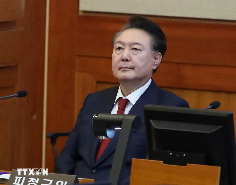 Hàn Quốc: Nội các thông qua dự luật điều tra đặc biệt cựu Tổng thống Yoon và phu nhân Ông Yoon Suk Yeol tại Tòa án Hiến pháp ở Seoul, Hàn Quốc ngày 20-2-2025. (Ảnh: Yonhap/TTXVN)