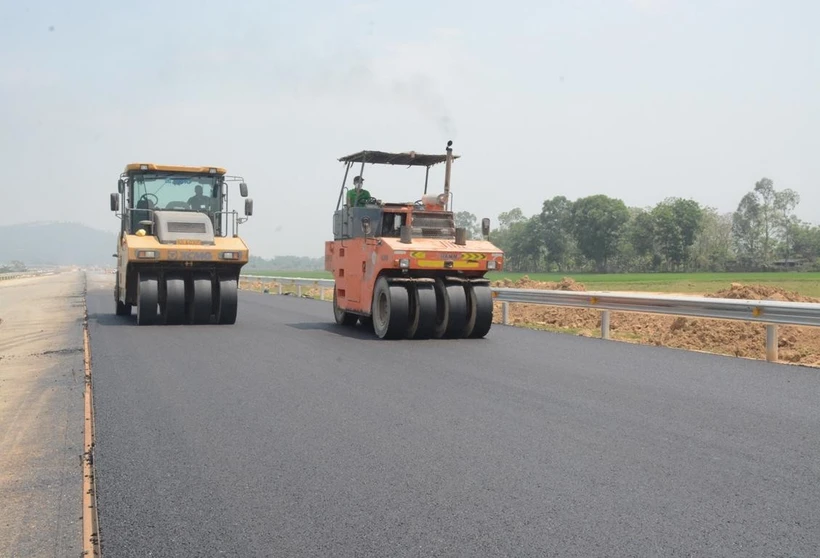 Chậm tiến độ nhiều Dự án cao tốc Bắc-Nam, hệ thống điều hành giao thông Nhà thầu thi công thảm bê tông nhựa nền đường một Dự án thành phần cao tốc Bắc - Nam phía Đông. (Ảnh: Việt Hùng/Vietnam+)