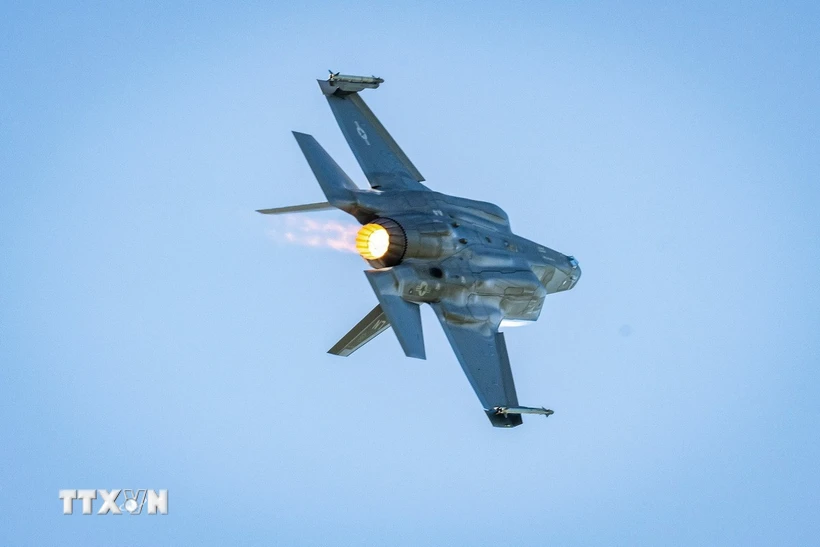NATO sẽ mua 700 máy bay tiêm kích F-35 từ Mỹ Máy bay chiến đấu F-35 Lightning II của Mỹ. (Ảnh: PAP/TTXVN)