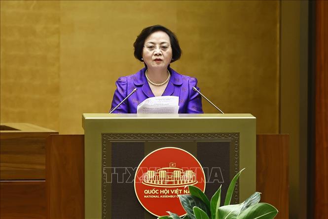 Sau khi sắp xếp, tổng biên chế cán bộ, công chức, viên chức còn 447.657 người Bộ trưởng Bộ Nội vụ Phạm Thị Thanh Trà trình bày Tờ trình về việc sắp xếp đơn vị hành chính cấp tỉnh năm 2025. Ảnh: Doãn Tấn/TTXVN.