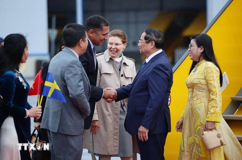 Thủ tướng Phạm Minh Chính tới Stockholm, bắt đầu thăm chính thức Thụy Điển Quan chức Thuỵ Điển đón Thủ tướng Phạm Minh Chính và Phu nhân tại Sân bay Quốc tế Arlanda. (Ảnh: Dương Giang/TTXVN)