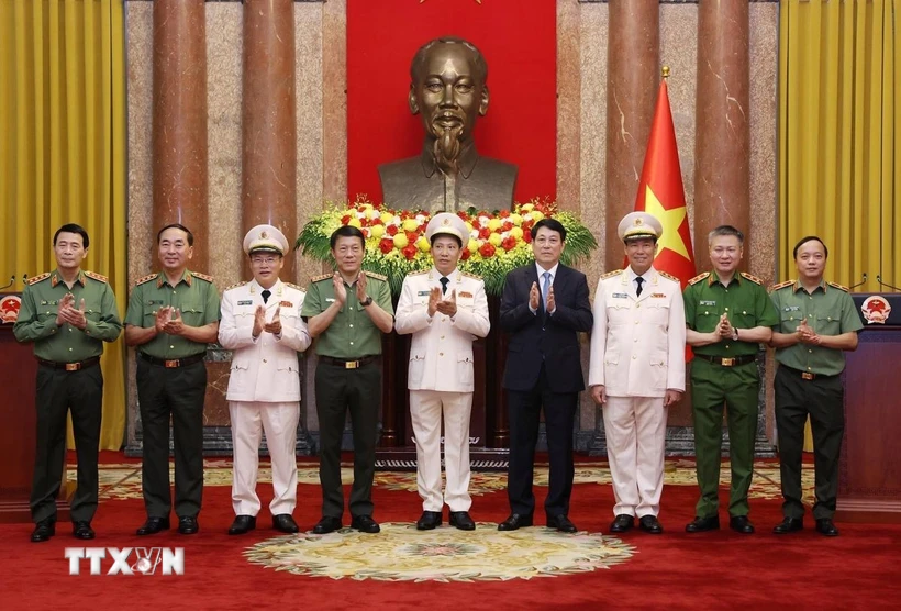 Trao quyết định thăng cấp bậc hàm Thượng tướng cho lãnh đạo Bộ Công an Chủ tịch nước Lương Cường và các đồng chí Lãnh đạo Bộ Công an. (Ảnh: Lâm Khánh/TTXVN)