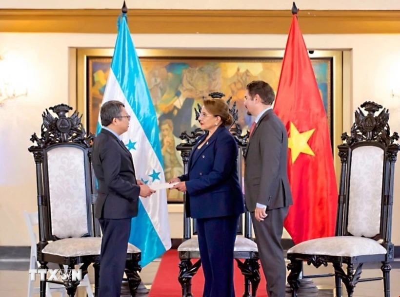 Việt Nam và Honduras củng cố tin cậy chính trị, mở rộng không gian hợp tác Đại sứ Việt Nam tại Mexico kiêm nhiệm Honduras Nguyễn Văn Hải đã trình Thư ủy nhiệm của Chủ tịch nước Lương Cường lên Tổng thống Honduras Xiomara Castro. (Ảnh: TTXVN phát)