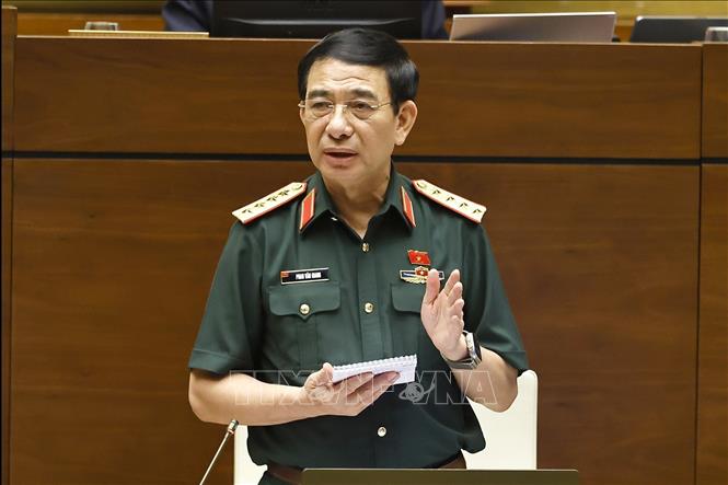 Lực lượng xã đội trưởng, xã đội phó và trợ lý sẽ phải có trình độ đại học Bộ trưởng Bộ Quốc phòng Phan Văn Giang phát biểu giải trình, làm rõ một số vấn đề đại biểu Quốc hội nêu. Ảnh: Doãn Tấn/TTXVN