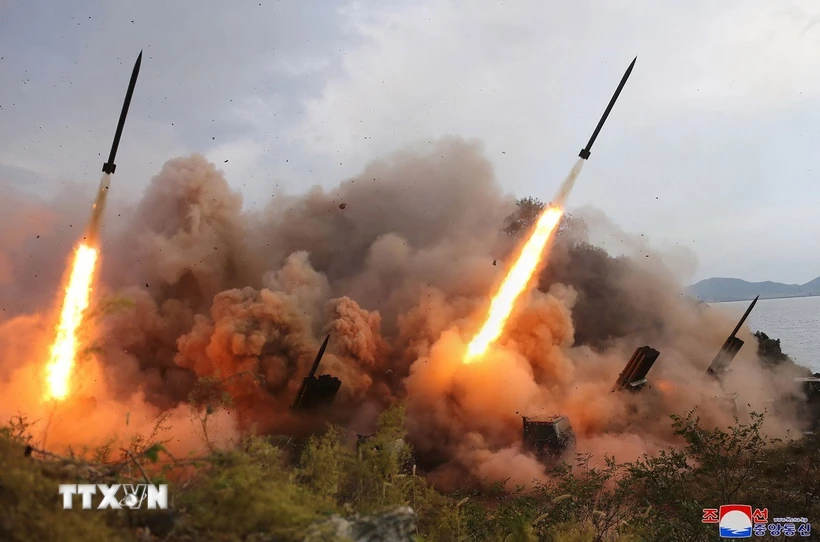 Hàn Quốc: Triều Tiên bắn 10 quả đạn pháo từ hệ thống phóng rocket đa nòng Một cuộc tập trận tấn công hoả lực của đơn vị pháo binh tầm xa Quân đội Nhân dân Triều Tiên. (Ảnh: AFP/TTXVN)