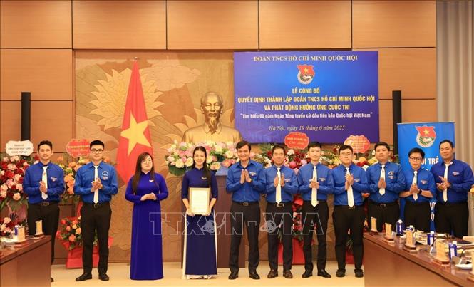 Ủy viên Dự khuyết BCH Trung ương Đảng, Bí thư Thứ Nhất BCH Trung ương Đoàn TNCS Hồ Chí Minh Bùi Quang Huy trao Quyết định Thành lập Đoàn TNCS Hồ Chí Minh Quốc hội. Ảnh: Tuấn Anh/TTXVN