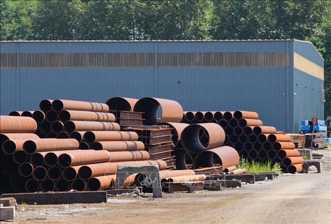 Thép ống tại một cơ sở cung cấp thép ở Delta, British Columbia, Canada. Ảnh: THX/TTXVN