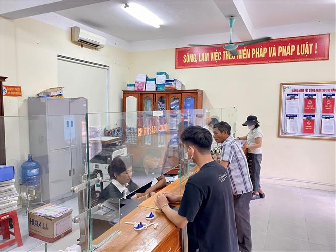 Đẩy nhanh tiến độ thực hiện chính sách đối với cán bộ, công chức, viên chức khi sắp xếp bộ máy Người dân đến làm thủ tục tại trung tâm hành chính công thị trấn Lộc Hà (huyện Thạch Hà, Hà Tĩnh). Ảnh: Hữu Quyết/TTXVN
