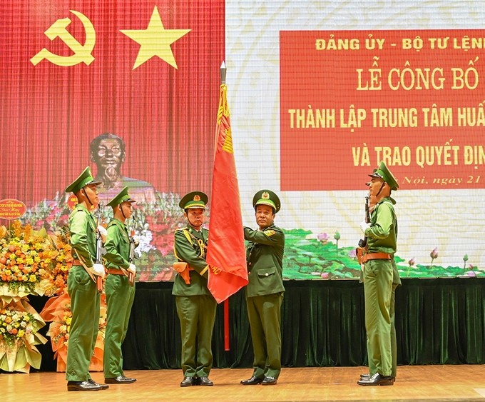 Quyết định giải thể 44 Bộ Chỉ huy Bộ đội Biên phòng các tỉnh, thành phố Trung tướng Lê Đức Thái trao Quân kỳ Quyết thắng đối với Trung tâm Huấn luyện - Cơ động Tây Bắc.