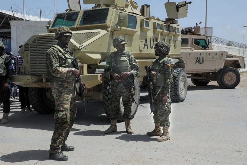 Binh sỹ Liên minh châu Phi gác tại Mogadishu, Somalia. (Ảnh: AFP/TTXVN)