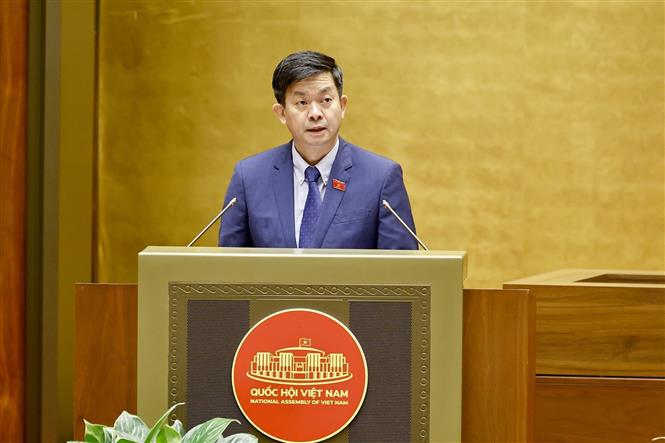Tổng thư ký Quốc hội, Chủ nhiệm Văn phòng Quốc hội Lê Quang Tùng trình bày Tờ trình trước Quốc hội. Ảnh: Doãn Tấn/TTXVN