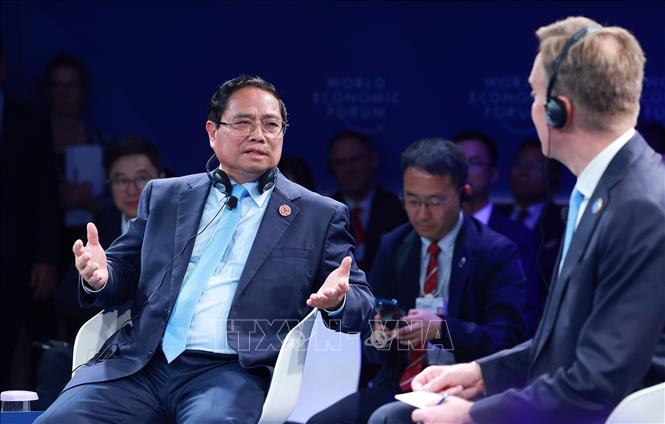 Thủ tướng Phạm Minh Chính tham dự Phiên đối thoại chính sách với Chủ tịch kiêm Tổng giám đốc điều hành của Diễn đàn Kinh tế thế giới (WEF) Borge Brende. Ảnh: Dương Giang/TTXVN